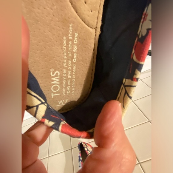 TOMS Alpargagat Floral Tropical Print Slip On Canvas Womans Size W7 - Picture 11 of 11